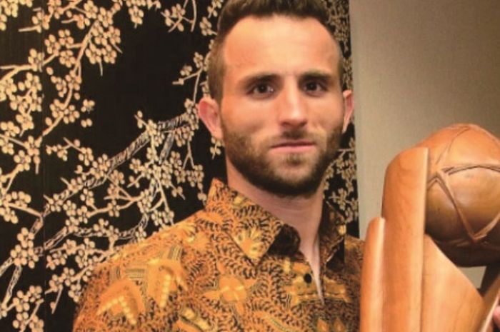 Ilja Spasojevic memakai batik motif Sidomukti