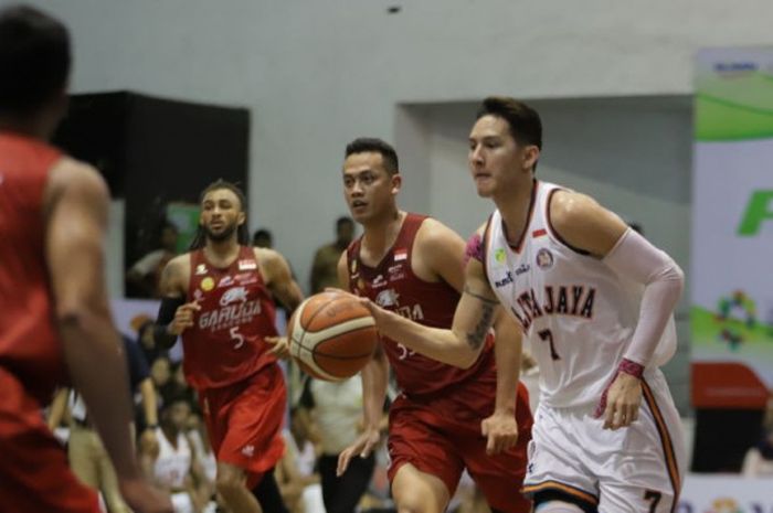 Pebasket Pelita Jaya Jakarta, Daniel Wenas (jersey putih), mendribel bola saat menjalani laga melawan Garuda Bandung pada Seri VIII IBL Pertalite 2017-2018 di GOR Bima Sakti, Malang, Jawa Timur, Minggu (25/2/2018).