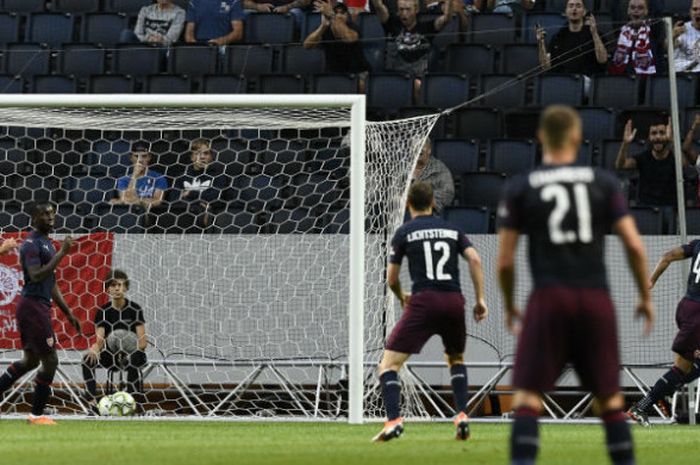 Pemain Arsenal, Reiss Nelson (no. 48), merayakan gol ke gawang Lazio pada pertandingan persahabatan di Stadion Friends Arena, Solna, Swedia, Minggu (5/8/2018) dini hari WIB. 