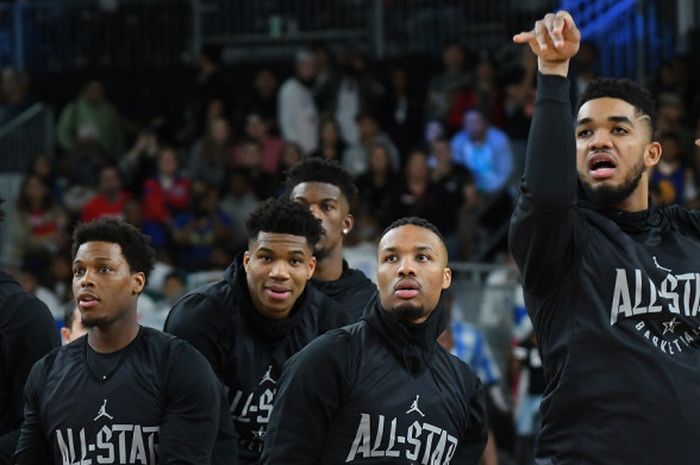 Para pemain dari Team Stephen yang akan berlaga pada NBA All-Star Game 2018 terlihat bersorak ketika menyaksikan kontes three point di Staples Center, Los Angeles, California, Amerika Serikat (AS), Sabtu (17/2/2018) malam waktu setempat atau Minggu pagi WIB.