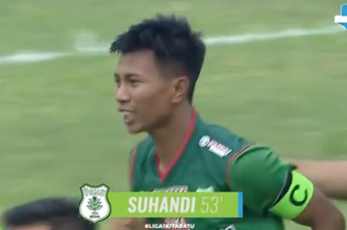 Kapten PSMS Medan, Suhandi, ke gawang Persija Jakarta di Stadion Teladan, Medan, Jumat (6/4/2018)