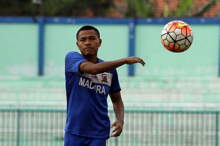 Pemain Madura United, Asep Berlian dalam sesi uji lapangan jelang laga Cilacap Cup 2017 di Stadion Wijaya Kusuma, Cilacap, Kamis (23/3/2017). 