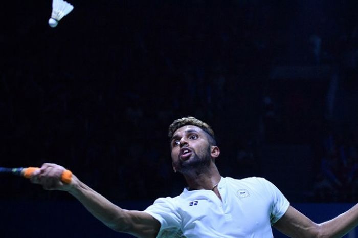 Pebulu tangkis tunggal putra India, HS Prannoy, mengembalikan kok ke arah Lin Dan (China) pada babak pertama Indonesia Open 2018 yang berlangsung di Istora Senayan, Jakarta, Selasa (3/7/2018).