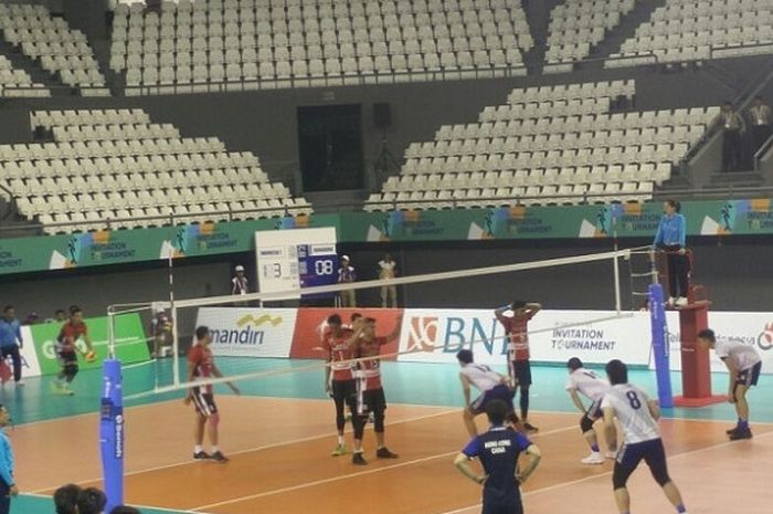 Timnas bola voli putra Indonesia 2 (jersey merah) menghadapi Hong Kong pada laga kedua test event Asian Games 2018 di Tennis Indoor, Senayan, Jakarta, Senin (12/2/2018).