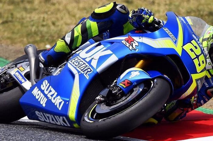 Pebalap tim Suzuki Ecstar, Andrea Iannone saat melaju di Sirkuit Catalonia.