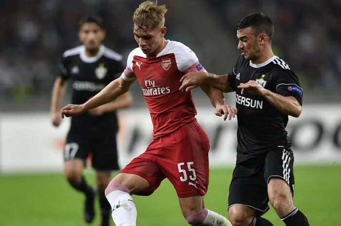 Gelandang serang Arsenal, Emile Smith Rowe, berebut bola dengan pemain Qarabag pada laga penyisihan Grup E Liga Europa di Stadion Tofiq Bahramov Republican, Baku, Azerbaijan, Kamis (4/10/2018).