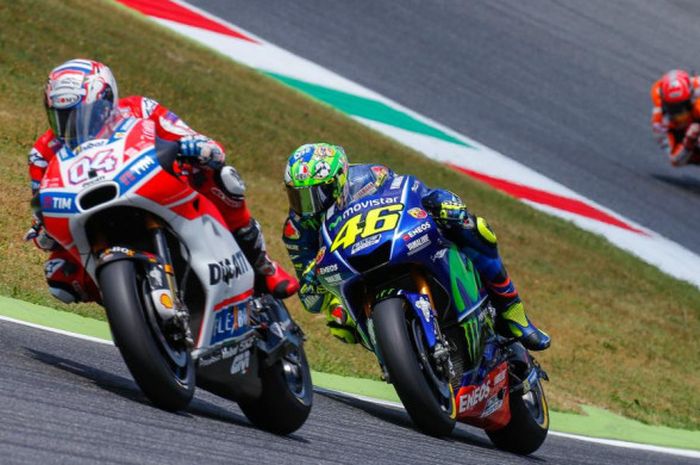 Pebalap Ducati, Andrea Dovizioso (#04), berada di depan Valentino Rossi pada balapan MotoGP Italia di Sirkuit Mugello, Minggu (4/6/2018).