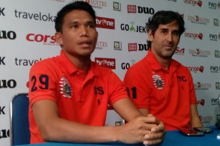 Gelandang Persija Jakarta, Sandi Sute (kiri), dalam sesi jumpa pers pralaga pekan ke-26 Liga 1 kontra Arema FC di Kantor Arema, Malang, Sabtu (23/9/2017).