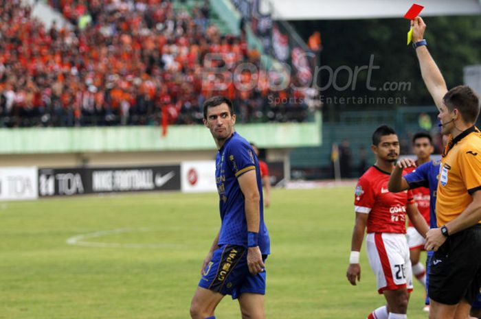 Wasit Evans Shaun Robert beri kartu kuning kedua dan kemudian kartu merah pada pemain Persib Vladimir Vujovic.