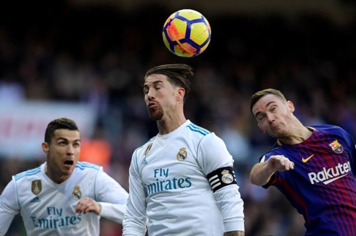 Pemain Real Madrid, Cristiano Ronaldo (kiri) dan Sergio Ramos, berebut bola dengan bek FC Barcelona, Thomas Vermaelen, dalam laga Liga Spanyol di Stadion Santiago Bernabeu, Madrid, pada 23 Desember 2017.