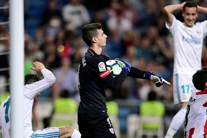 Kiper Athletic Bilbao, Kepa Arrizabalaga, menangkap bola dalam laga Liga Spanyol kontra Real Madrid di Stadion Santiago Bernabeu, Madrid pada 18 April 2018.