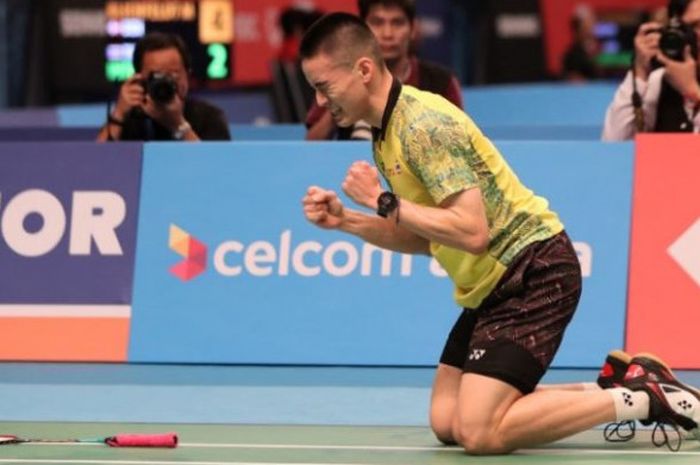 Selebrasi pemain tunggal putra Thailand, Kantaphon Wangcharoen, setelah mengalahkan Chen Long (China) pada babak pertama Malaysia Open 2018, Selasa (26/76/2018). 