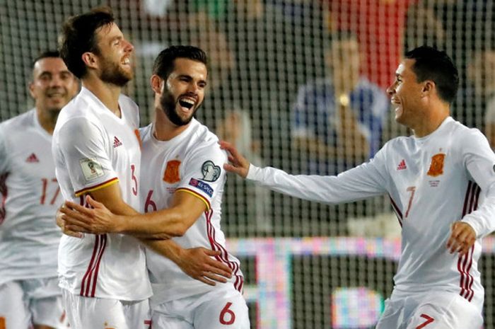 Gelandang Spanyol, Asier Illarramendi (kiri), merayakan gol yang dia cetak ke gawang Israel dalam laga Grup G Kualifikasi Piala Dunia 2018 zona Eropa di Stadion Teddy, Jerusalem, pada 9 Oktober 2017.