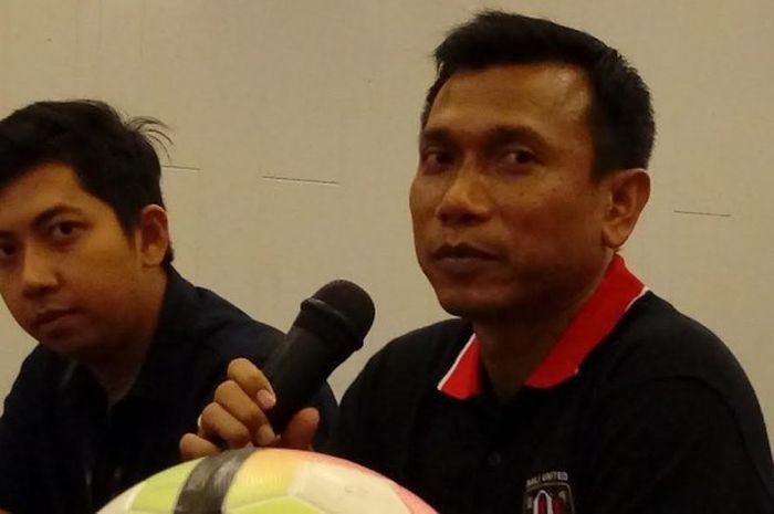 Pelatih Bali United, Widodo C Putro (kiri) memberikan keterangan untuk pra-laga kontra Perseru Serui pada Sabtu (3/6/2017). 