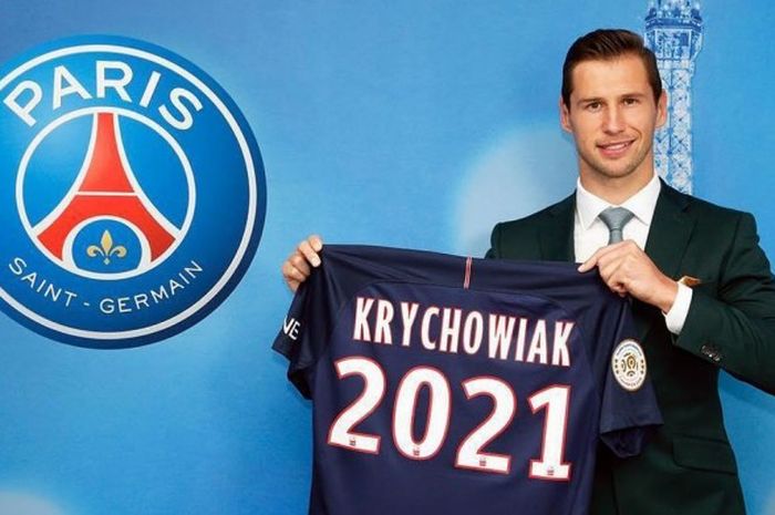 Gelandang bertahan Paris-Saint Germain, Grzegorz Krychowiak, saat diperkenalkan kepada media.