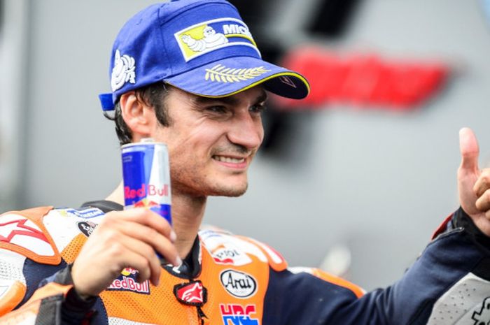 Pebalap MotoGP yang membela tim Repsol Honda, Dani Pedrosa, melakukan selebrasi seusai finis di urutan ketiga pada GP Austria yang berlangsung di Red Bull Ring, Spielberg, Minggu (13/8/2017).