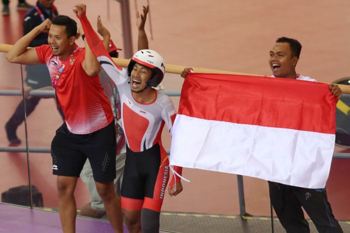 Atlet sepeda Indonesia Muhammad Fadli Immamuddin melakukan selebrasi usai memenangkan medali emas mengalahkan malaysia Mohd Najib Turano pada balap sepeda trek nomor individual persuit putra kategori C4 Asian Para Games 2018 di Jakarta International Velodrome, Rawamangun, Jakarta, Jumat (12/10/2018).