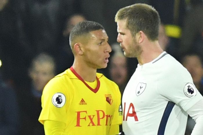 Pemain Watford, Richarlison de Andrade (kiri), berdebat dengan gelandang Tottenham Hotspur, Eric Dier, dalam laga Liga Inggris di Stadion Vicarage Road, Watford, pada 2 Desember 2017.