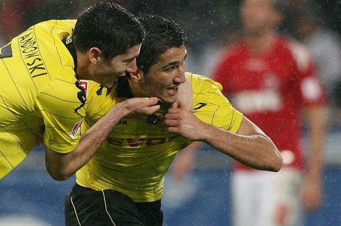 Aksi selebrasi gelandang Borussia Dortmund, Nuri Sahin (kanan), bersama Robert Lewandowski usai merayakan gol ke gawang FC Koeln dalam duel Bundesliga, 15 Oktober 2010.