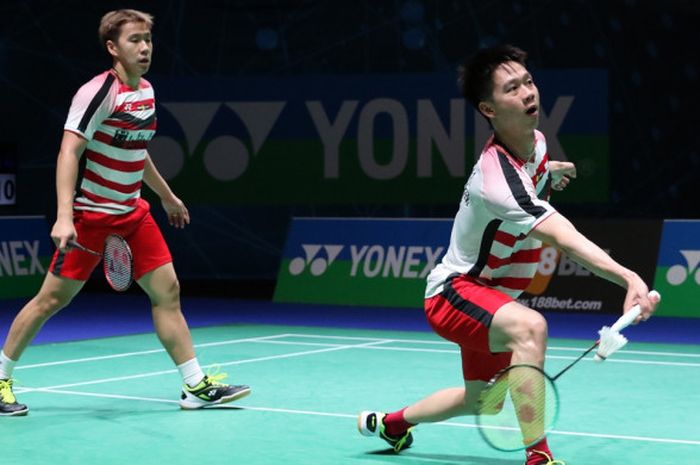 Pasangan ganda putra nasional Indonesia, Marcus Fernaldi Gideon/Kevin Sanjaya Sukamuljo, mengembalikan kok dari lawan mereka, Ong Yew Sin/Teo Ee Yi, pada laga babak kedua turnamen All England Open 2018 di Arena Birmingham, Birmingham, Inggris, Kamis (15/3/2018). 