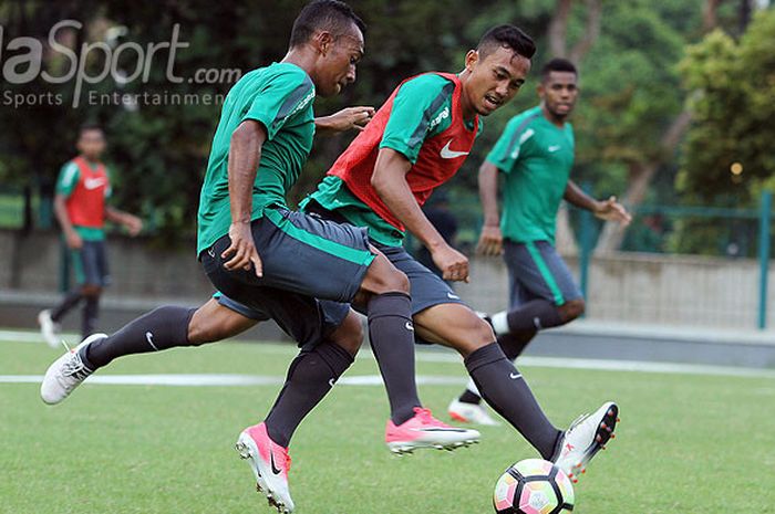 Gelandang timnas U-23 Indonesia, Irfan Jaya (kiri), berebut bola dengan bek, Ricky Fajrin, saat mengikuti pemusatan latihan di Lapangan ABC Senayan, Jakarta, Selasa (20/2/2018). Pemusatan latihan ini dilakukan jelang Asian Games 2018.