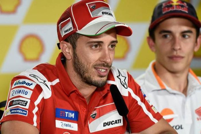 Andrea Dovizioso dan Marc Marquez saat jumpa pers jelang MotoGP Malaysia, Kamis (27/10/2017).