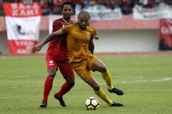 Striker Bhayangkara FC, David da Silva ditempel ketat pilar Persis, Heru Setiawan pada uji coba di Stadion Manahan, Solo, Minggu (25/2/2018) sore.