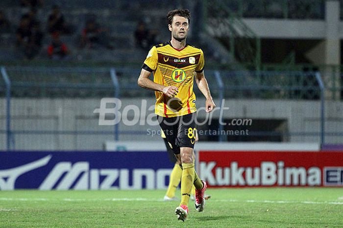 Aksi gelandang Barito Putera, Douglas Packer, saat tampil melawan Madura United dalam laga pekan ke-33 Liga 1 di Stadion Gelora Bangkalan, Jawa Timur, Minggu (05/11/2017) malam.