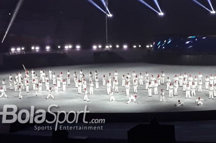 Atraksi yang ditampilkan ratusan pesilat dari perguruan ISBI JAYA (Ikatan Silat Betawi Indonesia Jaya) jelang berlangsungnya Opening Ceremony Asian Games 2018 di Stadion Utama Gelora Bung Karno, Jakarta, Minggu (2/9/2018).