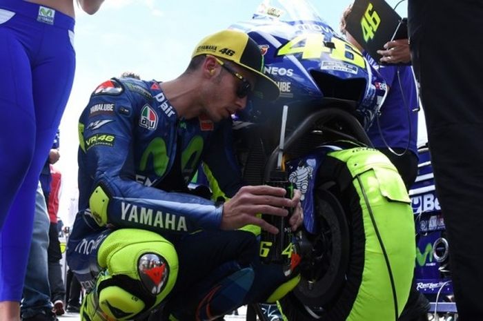 Pebalap Movistar Yamaha MotoGP asal Italia, Valentino Rossi, bersiap di grid sebelum balapan GP Prancis di Sirkuit Le Mans, Minggu (21/5/2017).