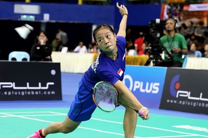 Pebulu tangkis tunggal putri Indonesia, Fitriani, mengembalikan kok kepada Akane Yamaguchi pada semifinal Kejuaraan Beregu Asia 2018 melawan Jepang di Stadium Sultan Abdul Halim, Sabtu (10/2/2018).