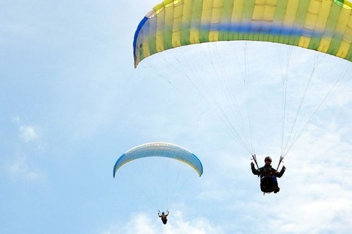 Atlet paralayang tengah berlatih menjelang Kejuaraan Nasional Paragliding Trip of Indonesia (TRoI) seri ke IV