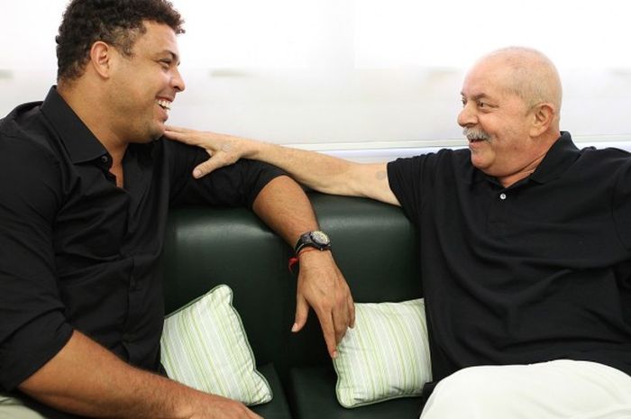 Ronaldo Luiz Nazario de Lima (kiri) saat bersama mantan Presiden Brasil, Luiz Inacio Lula da Silva, di Rumah Sakit Sirio-Libanes, Sao Paulo, Brasil, pada 5 April 2012. 