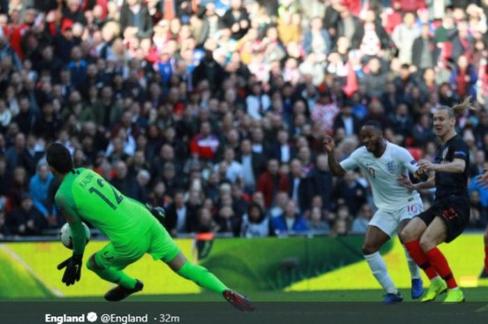 Kiper Kroasia, Lovre Kalinic, menepis tendangan penyerang Inggris, Raheem Sterling dalam laga Liga A Grup 4 UEFA Nations League di Stadion Wembley, London, Minggu (18/11/2018).