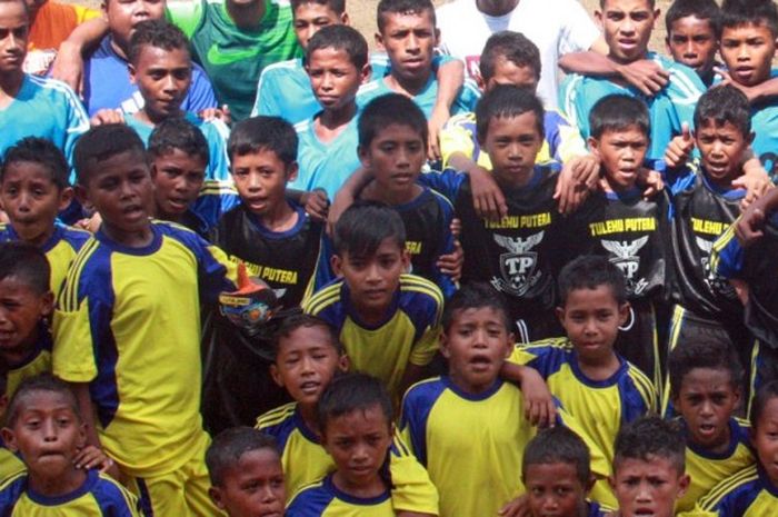 Anak-anak Tulehu bersama dua jebolan desa tersebut, Alvin Tuasalamony dan Hasyim Kipuw yang sudah memperkuat timnas Garuda sejak junior