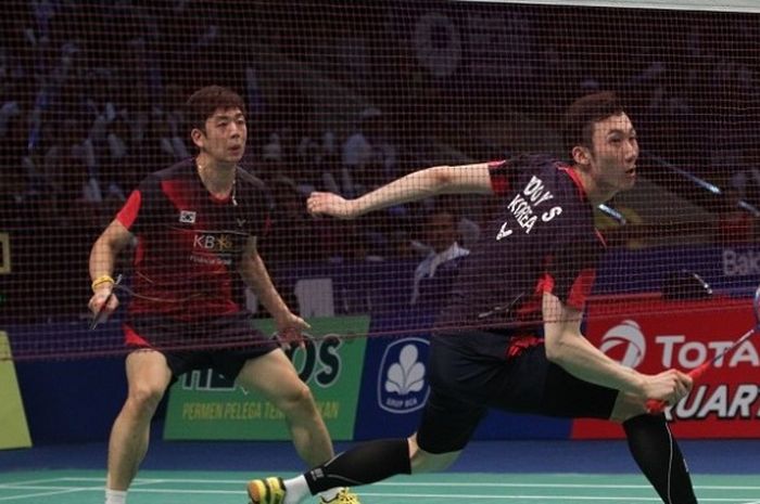 Pasangan ganda putra Korea Selatan, Lee Yong-dae/Yoo Yeon-seong, sedang mengembalikan kok ketika menghadapi pasangan Angga Pratama/Ricky Karanda Suwardi (Indonesia) pada babak pertama BCA Indonesia Open Superseries Premiere 2016, yang berlangsung di Istora Gelora Bung Karno, Senayan, Jakarta, Rabu (1/6/2016).