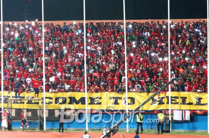  Spanduk Welcome To Hell yang dipasang di tribune selatan Gelora Delta Sidoarjo dalam laga timnas U-19 Indonesia kontra Malaysia, Kamis (12/7/2018). 