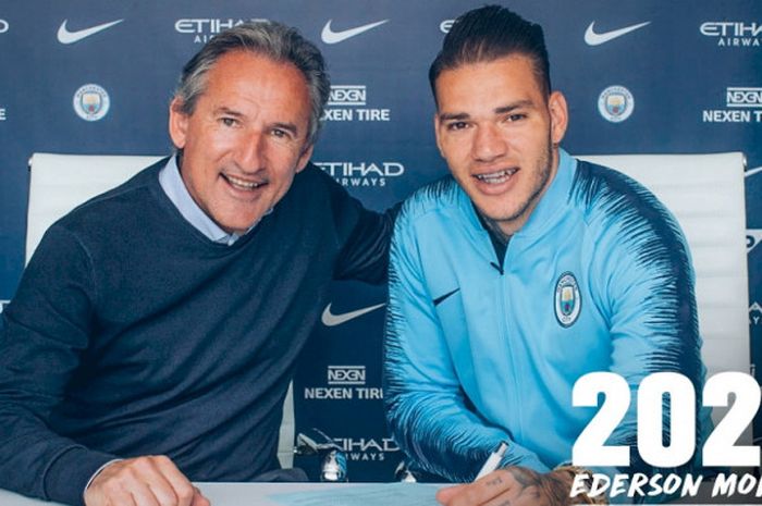 Kiper Manchester City, Ederson Moraes (kanan), berfoto bersama Direktur Sepak Bola Txiki Begiristain saat menandatangani kontrak baru pada Minggu (13/5/2018).