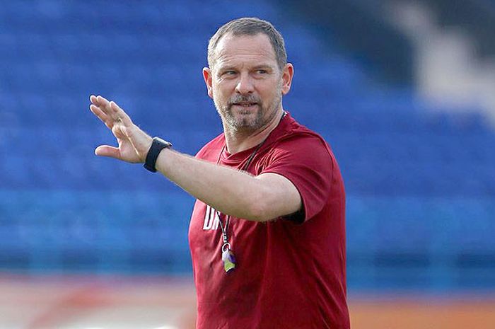 Pelatih Borneo FC, Dejan Antonic, memimpin latihan tim di Stadion Segiri Samarinda, Kamis (28/3) sore.