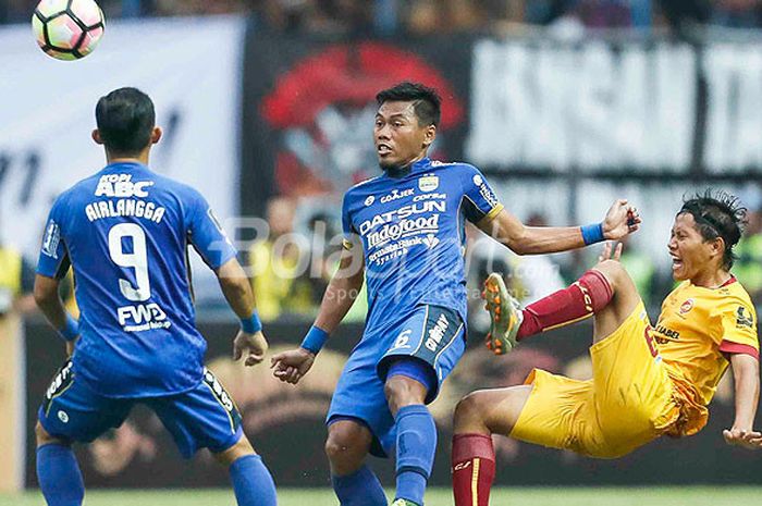 Dua pemain Persib Bandung, Airlangga (kiri) dan Tony Sucipto (tengah), menghadang pergerakan gelandang Sriwijaya FC, Adam Alis, dalam laga pembuka Piala Presiden 2018 di Stadion Gelora Bandung Lautan Api, Kab. Bandung, Selasa (16/1/2018).