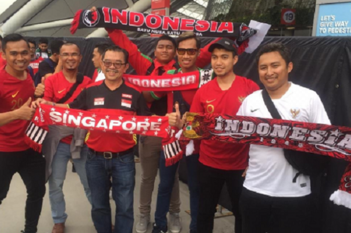 Suporter timnas Singapura dan Indonesia menunjukan keakraban menjelang pertandingan kedua tim pada laga perdana Grup B Piala AFF 2018 yang akan digelar di Stadion Nasional, Kalang, Singapura, Jumat (9/11/2018).