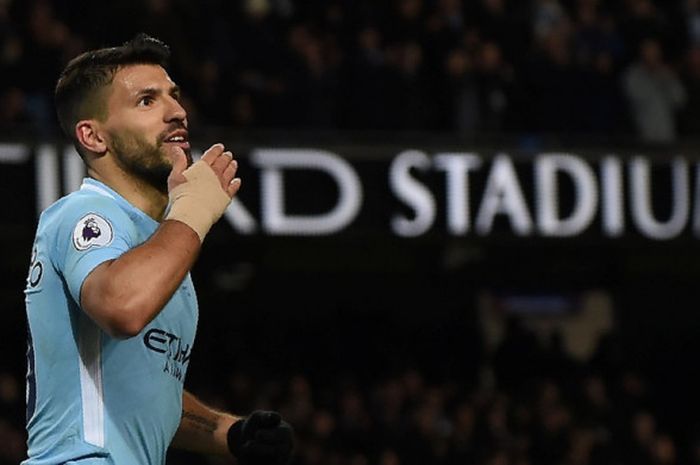  Striker Manchester City, Sergio Aguero, merayakan gol yang dia cetak ke gawang Leicester City dalam laga Liga Inggris di Stadion Etihad, Manchester, pada 10 Februari 2018. 