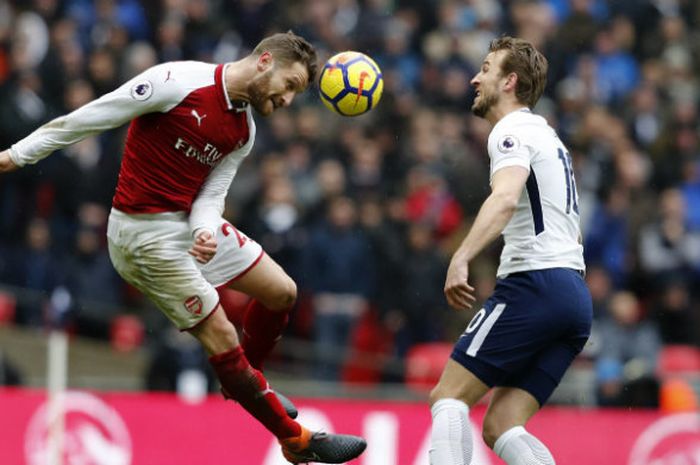 Pemain Arsenal, Shkodran Mustafi, berduel dengan Harry Kane dari Tottenham Hotspur dalam partai Liga Inggris di Satdion Wembley, Sabtu (10/2/2018)