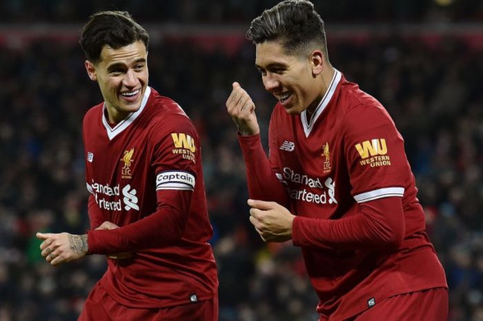 Dua pemain penting Liverpool, Philippe Coutinho (kiri) dan Roberto Firmino, bersama-sama merayakan gol ke gawang Swansea City di pekan boxing day Liga Inggris pada Rabu (27/12/2017).