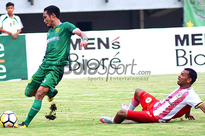 Gelandang Persebaya, Oktavianus Fernando (kiri) berhasil lepas dari tekel pemain Serawak FA pada laga Blessing Game di Gelora Bung Tomo Surabaya, Minggu (18/3/2018).