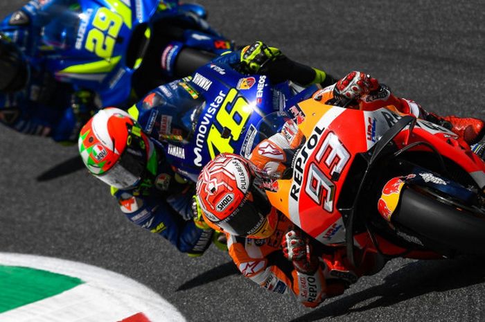 Marc Marquez berada di depan Valentino Rossi saat balapan MotoGP Italia di Sirkuit Mugello, Italia, Minggu (3/6/2018).