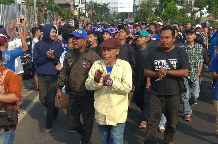 Aksi Aremania saat mendatangi kantor Arema FC, Jumat (20/4/2018)