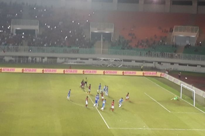 Pemain timnas U-23 Indonesia, Septian David Maulana saat gagal mengeksekusi tendangan penalti ke gawang Uzbekistan di Stadion Pakansari, Bogor, Kamis (3/5/2018)