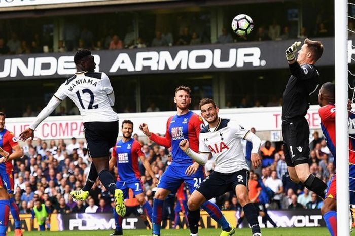 Gelandang Tottenham Hotspur, Victor Wanyama, mencetak gol dengan sundulan ke gawang Crystal Palace dalam laga lanjutan Liga Inggris 2016-2017 di Stadion White Hart Lane, London, (20/8/2016).