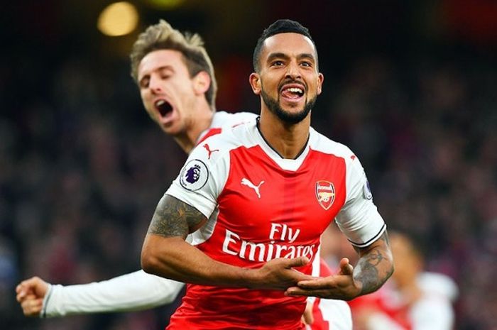 Selebrasi gelandang Arsenal, Theo Walcott (kanan), usai mencetak gol kedua timnya saat melawan Bournemouth dalam laga lanjutan Premier League 2016-2017 di Stadion Emirates, London (27/11/2016).